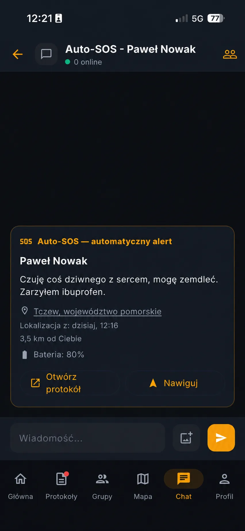 Czat grupy z automatycznym alertem Auto-SOS zawierającym opis sytuacji, lokalizację, odległość, poziom baterii oraz przyciski Otwórz protokół i Nawiguj.