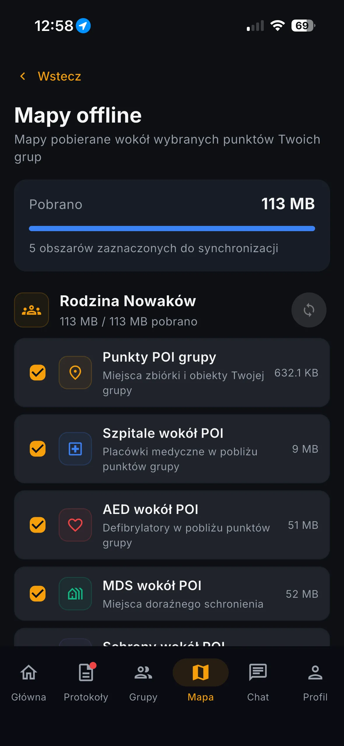 Ekran Mapy offline z pobranymi 113 MB danych dla grupy Rodzina Nowaków: punkty POI grupy, szpitale, AED i miejsca doraźnego schronienia.